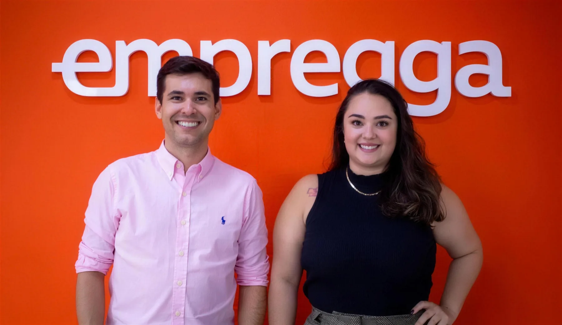 Fundadores do Empregga em frente ao letreiro da marca