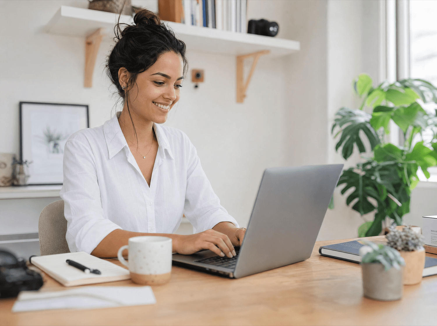 Recrutadora Empregga trabalhando de casa pelo notebook